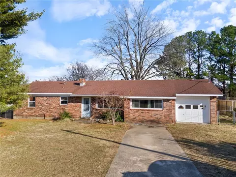 1076 S Lake Sequoyah Dr, Fayetteville, AR 72701