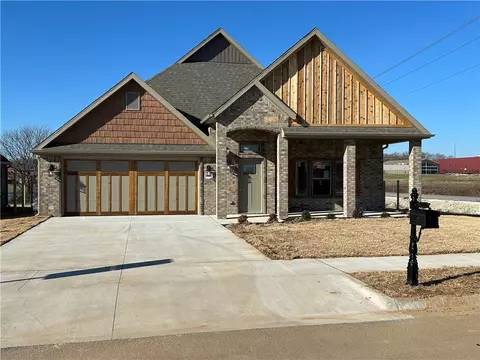 1001 Flat Rock St, Bentonville, AR 72713