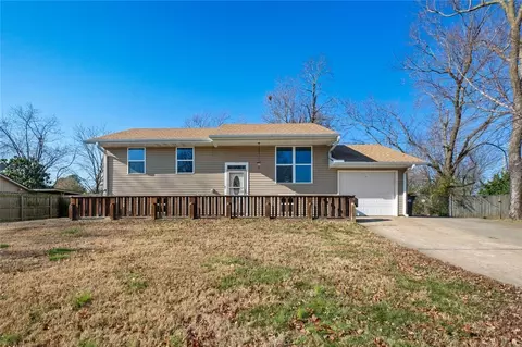 712 Hinshaw Dr, Springdale, AR 72762