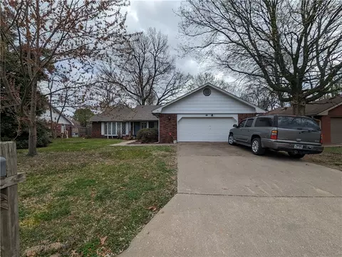 905 Flamingo Rd, Rogers, AR 72756