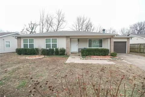 879 W Eden Cir, Fayetteville, AR 72701