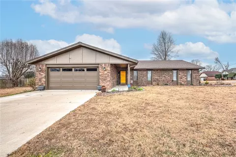 1302 W Magnolia St, Rogers, AR 72758