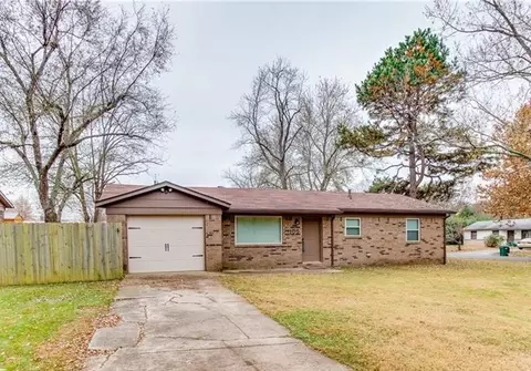 105 Elmwood St, West Fork, AR 72774