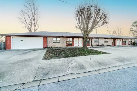 907 S 11th St, Rogers, AR 72756