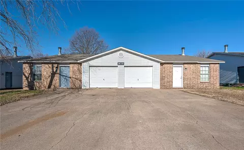 4378 W 4380 W Thrasher Dr, Fayetteville, AR 72704
