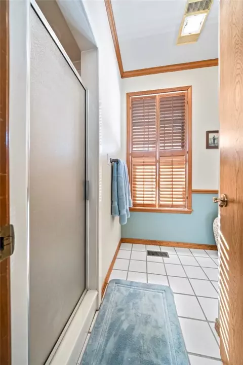 Bath - 1025 Riverview Dr, Alma, AR 72921 photo 4 of 7