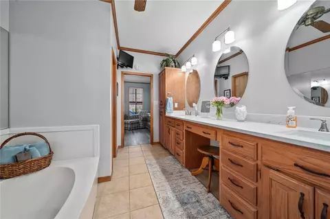 Bath - 1025 Riverview Dr, Alma, AR 72921 photo 3 of 7
