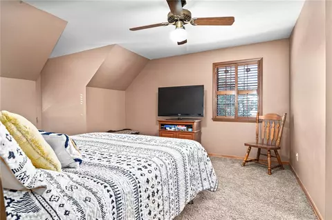 Bedroom - 1025 Riverview Dr, Alma, AR 72921 photo 5 of 7