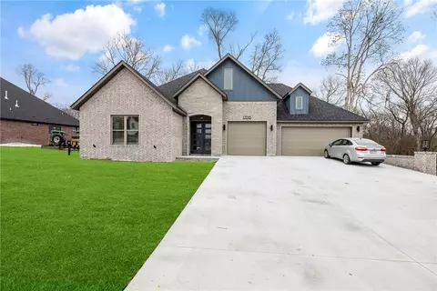 12016 Robinwood Dr, Rogers, AR 72756