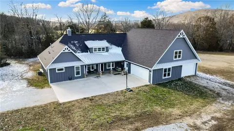 3747 S Black Oak Dr, Fayetteville, AR 72701