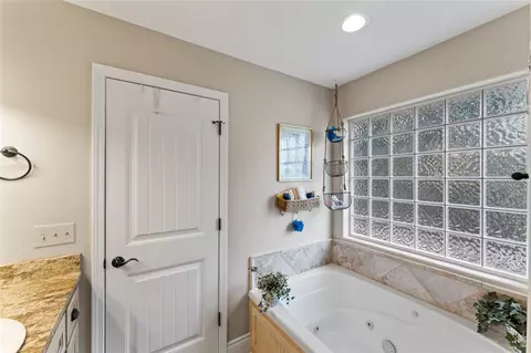 Bath - 635 Ranchview Rd, Ridgedale, MO 65739 photo 2 of 4