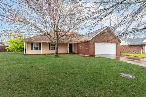 3016 N Quartz Dr, Fayetteville, AR 72704