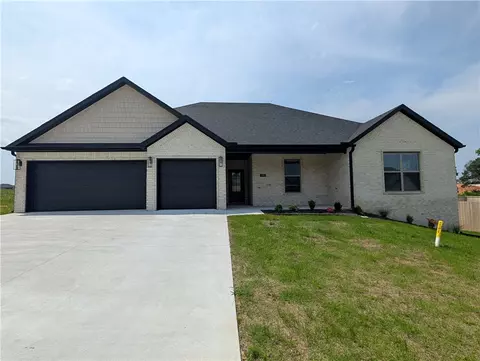 7945 Teton Trail Ave, Springdale, AR 72762