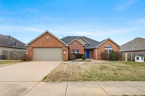 611 N Fox Meadows Ln, Fayetteville, AR 72704