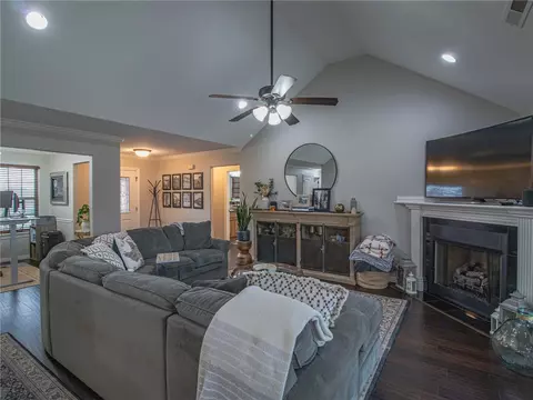 560 Keswick Dr, Centerton, AR 72719 photo 4