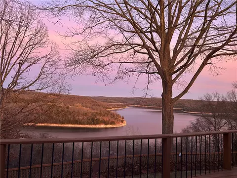 385 Hillcrest Rd, Eureka Springs, AR 72631