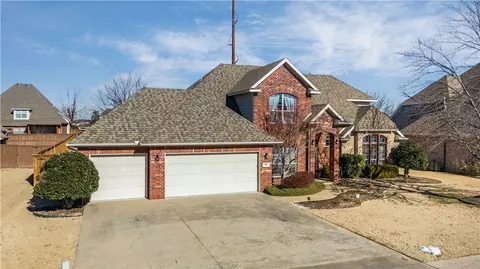 704 SW Thorncroft Ave, Bentonville, AR 72712