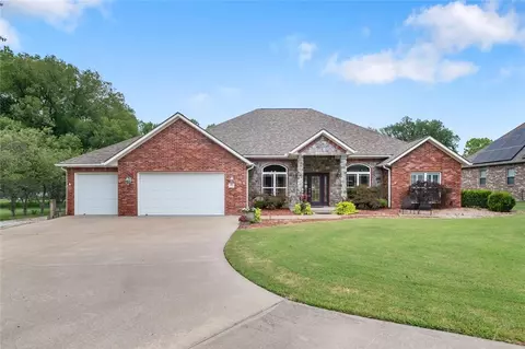 1909 Villa View Dr, Siloam Springs, AR 72761