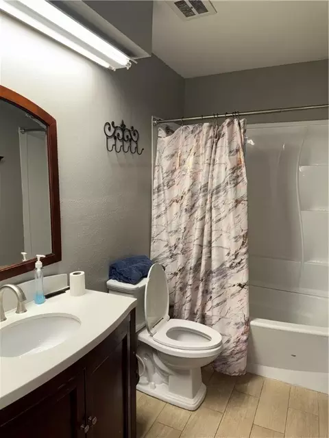 Bath - 1663 Wensworth Ave, Springdale, AR 72764 photo 2 of 3