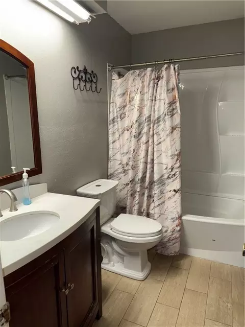 Bath - 1663 Wensworth Ave, Springdale, AR 72764 photo 3 of 3