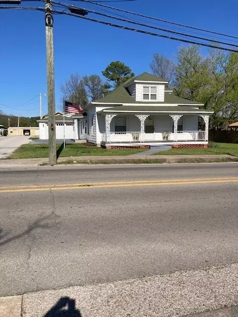 201 Springfield Ave, Green Forest, AR 72638