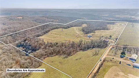 9050 N State Line Rd, Maysville, AR 72747