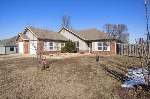 2 Berkshire Dr, Bella Vista, AR 72714