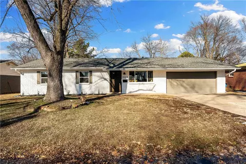 203 SE 12th St, Bentonville, AR 72712