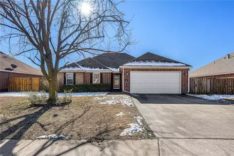 210 E Thistlewood Ave, Rogers, AR 72758