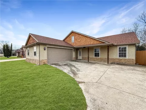 1828 S C St, Rogers, AR 72756