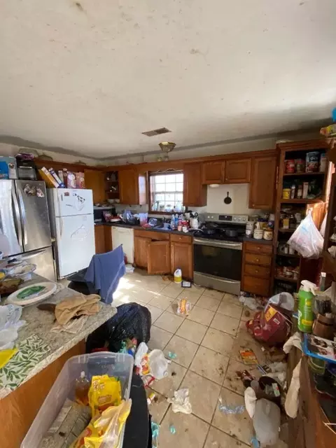 Kitchen - 2240 Harmon Rd, Harrison, AR 72601 photo 2 of 3