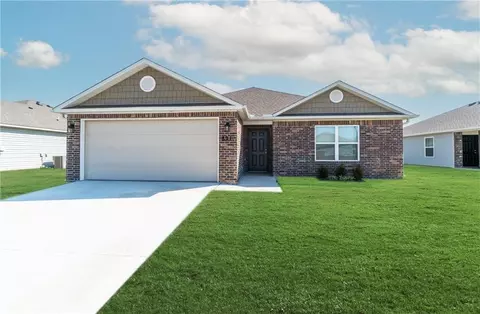 821 S Katlyn Dr, Siloam Springs, AR 72761