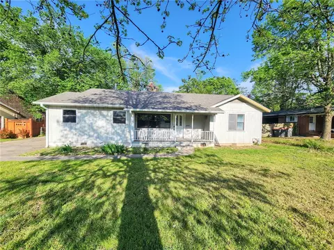 711 Maple Dr, Springdale, AR 72764 photo 2