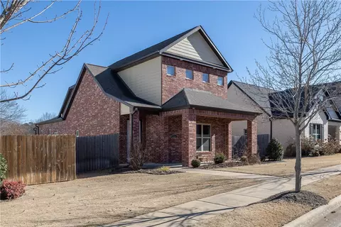 4260 N Harbor Isle, Fayetteville, AR 72703