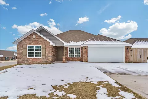 2013 Maple Ct, Gentry, AR 72734