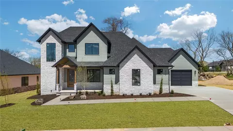 910 Gallatin St, Bentonville, AR 72712
