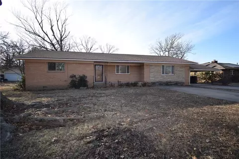411 Nelson Ave, Gentry, AR 72734