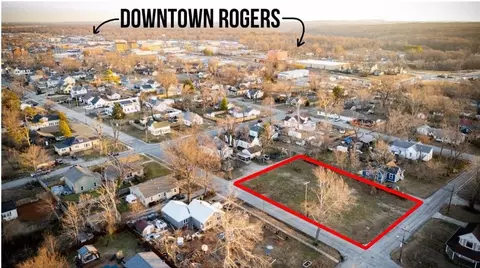 921 S 4th St, Rogers, AR 72756