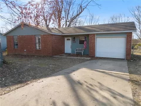 1820 S E St, Rogers, AR 72756