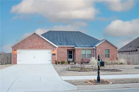 911 Lawlis Rd, Siloam Springs, AR 72761