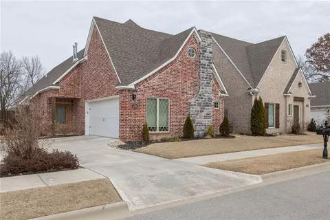 250 N Solitude Bnd, Fayetteville, AR 72704