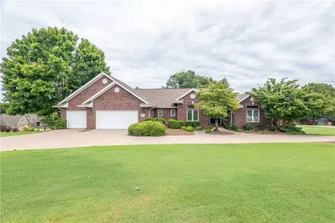 8208 Titleist Ln, Rogers, AR 72756