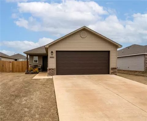 2002 E Annette Dr, Siloam Springs, AR 72761