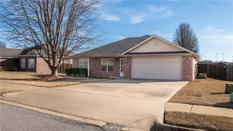 405 Lion Dr, Gravette, AR 72736