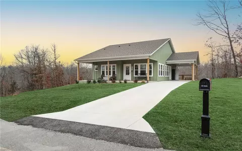 24 Fountainhall Ln, Bella Vista, AR 72715