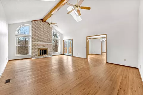 8488 Apple Gln, Rogers, AR 72756