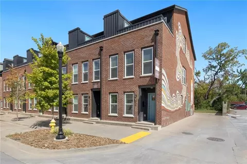 437 SW B St, Bentonville, AR 72712
