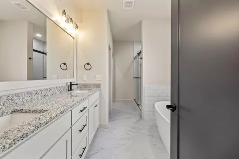 Bath - 7967 Range Ave, Springdale, AR 72762 photo 1 of 2