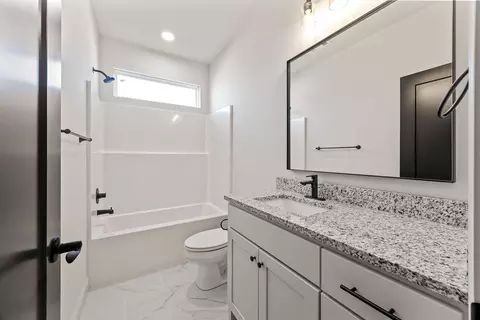 Bath - 7967 Range Ave, Springdale, AR 72762 photo 2 of 2