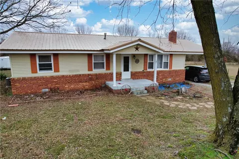 104 SW Sunset Dr, Gravette, AR 72736